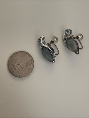 Lisner signed Silver-Tone light blue Glass & Blue gem screw back Earrings